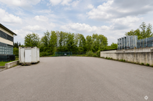 Asphaltierte Gewerbefreifläche im Süden Salzburgs