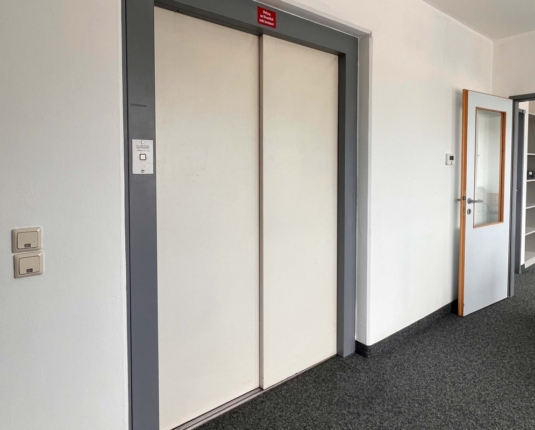Lichtdurchflutetes Büro in verkehrsgünstiger Lage