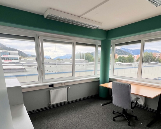 Lichtdurchflutetes Büro in verkehrsgünstiger Lage