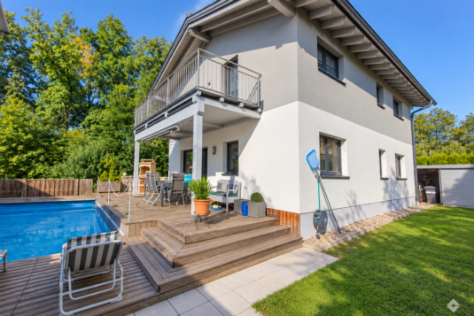 Wohnen mit Pool und moderner Haustechnik