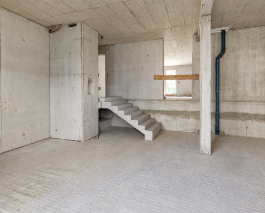 Neubau-Gewerbefläche mit großzügigen Verglasungen in zentraler Lage