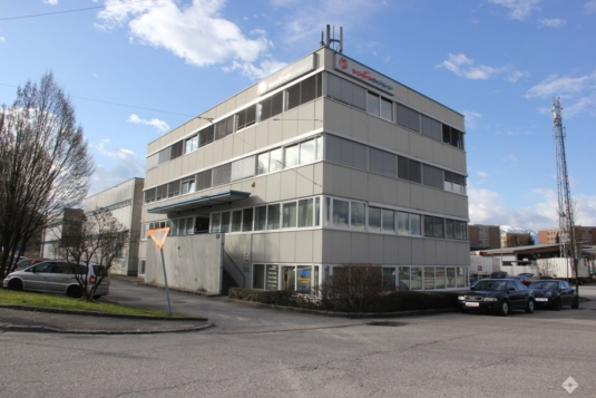 Lichtdurchflutetes Büro in verkehrsgünstiger Lage