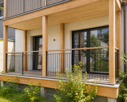 Neubau-Gewerbefläche mit großzügigen Verglasungen in zentraler Lage