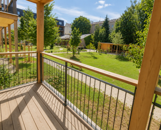 Lichtdurchflutete Neubau-Gewerbefläche mit Loggia