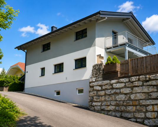 Wohnen mit Pool und moderner Haustechnik