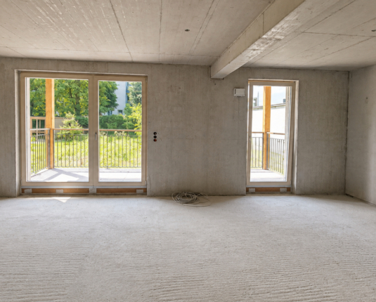Neubau-Gewerbefläche mit großzügigen Verglasungen in zentraler Lage