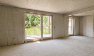 Neubau-Gewerbefläche mit großzügigen Verglasungen in zentraler Lage