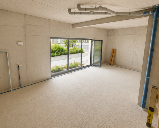 Lichtdurchflutete Neubau-Gewerbefläche mit Loggia