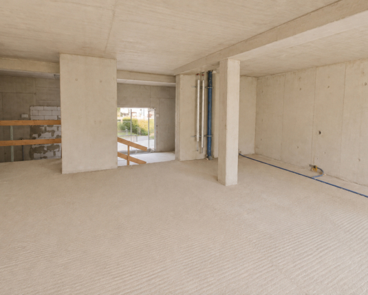 Lichtdurchflutete Neubau-Gewerbefläche mit Loggia