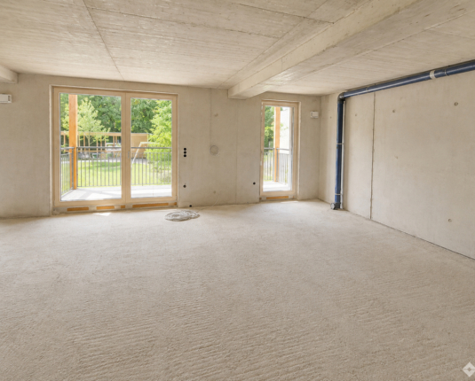 Lichtdurchflutete Neubau-Gewerbefläche mit Loggia
