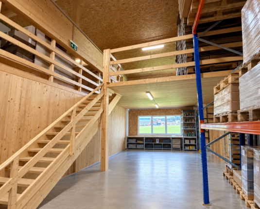 Modernes Betriebsobjekt mit Hallen-, Büro-, und Wohnflächen