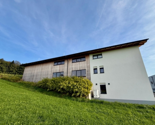 Modernes Betriebsobjekt mit Hallen-, Büro-, und Wohnflächen