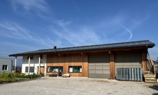 Modernes Betriebsobjekt mit Hallen-, Büro-, und Wohnflächen