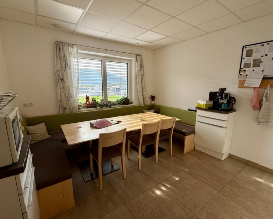 Modernes Betriebsobjekt mit Hallen-, Büro-, und Wohnflächen