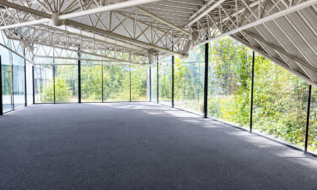 Repräsentative Bürofläche mit besonderer Architektur im Grünen