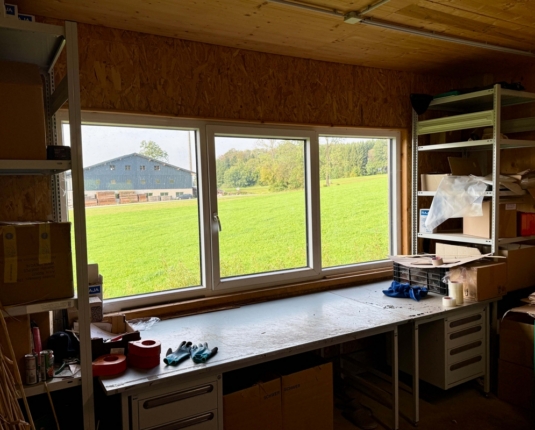 Modernes Betriebsobjekt mit Hallen-, Büro-, und Wohnflächen