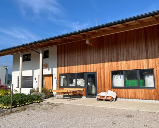 Modernes Betriebsobjekt mit Hallen-, Büro-, und Wohnflächen
