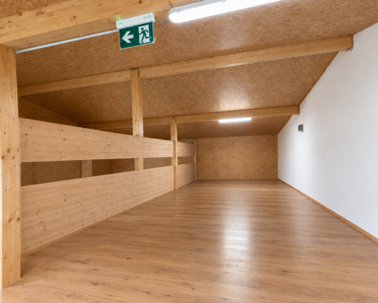 Modernes Betriebsobjekt mit Hallen-, Büro-, und Wohnflächen