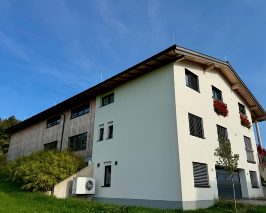 Modernes Betriebsobjekt mit Hallen-, Büro-, und Wohnflächen